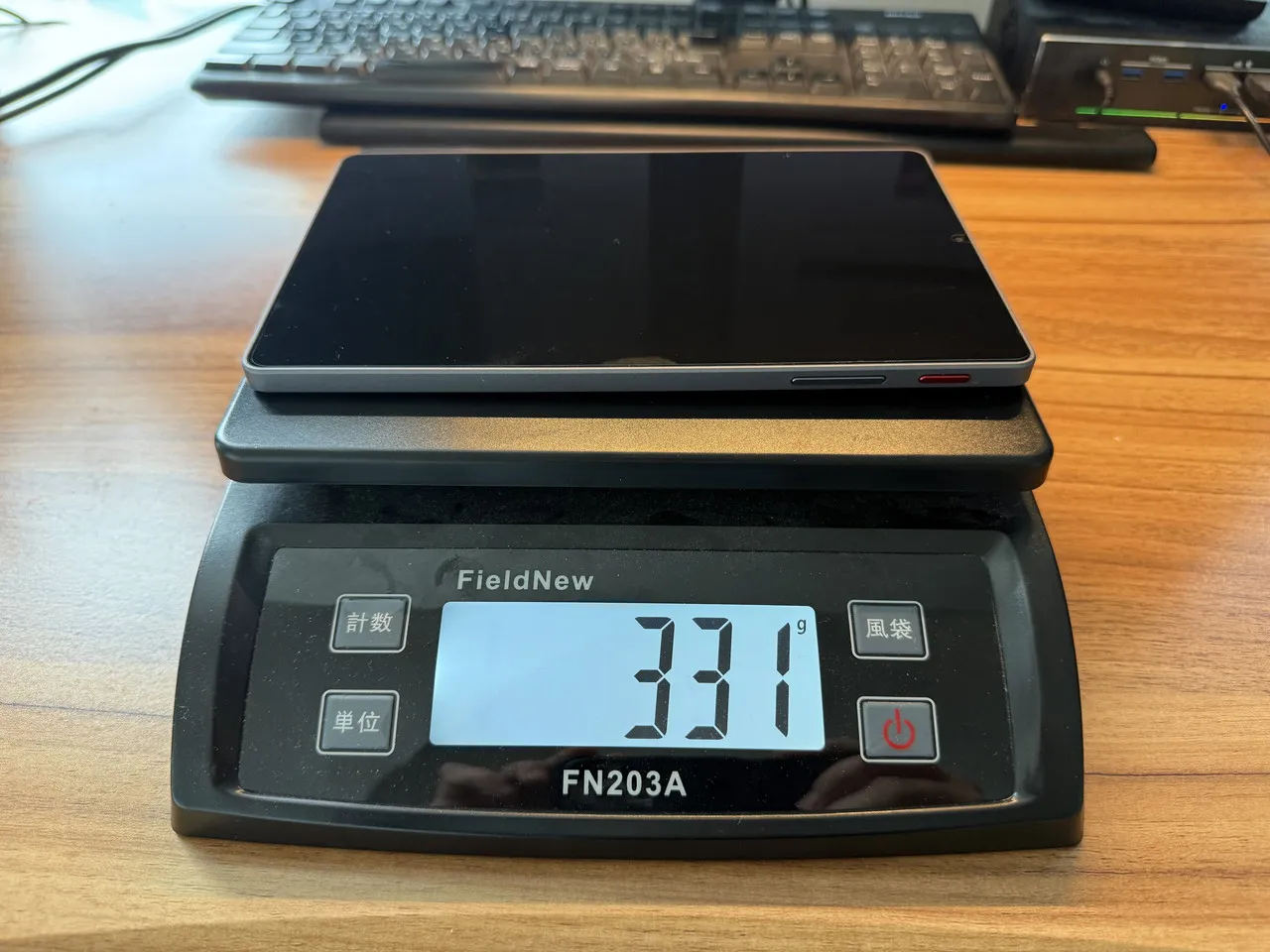 ALLDOCUBE iPlay 80 mini Ultraを計量している