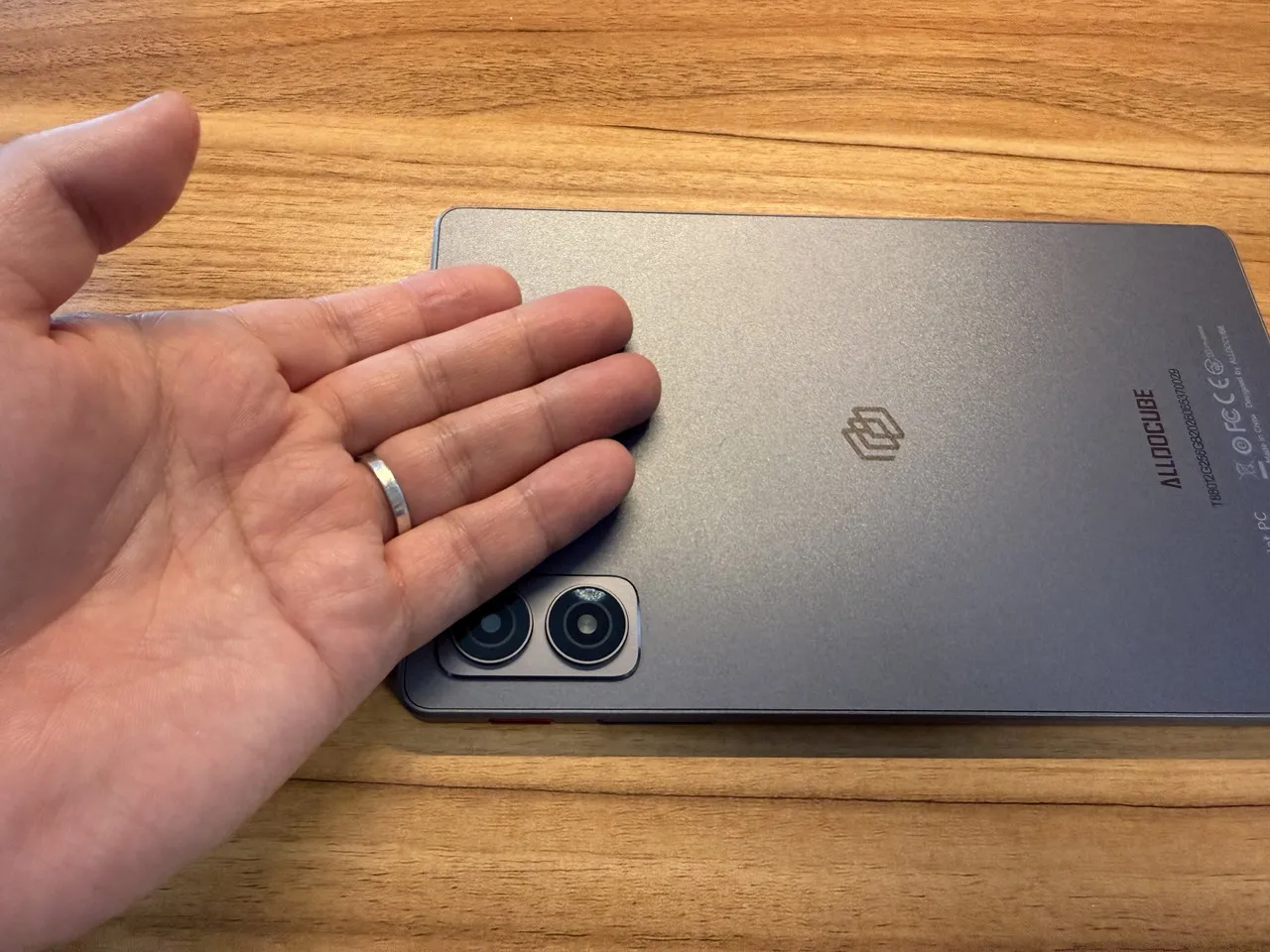 ALLDOCUBE iPlay 80 mini Ultraの背面に手を当てて熱を確認している