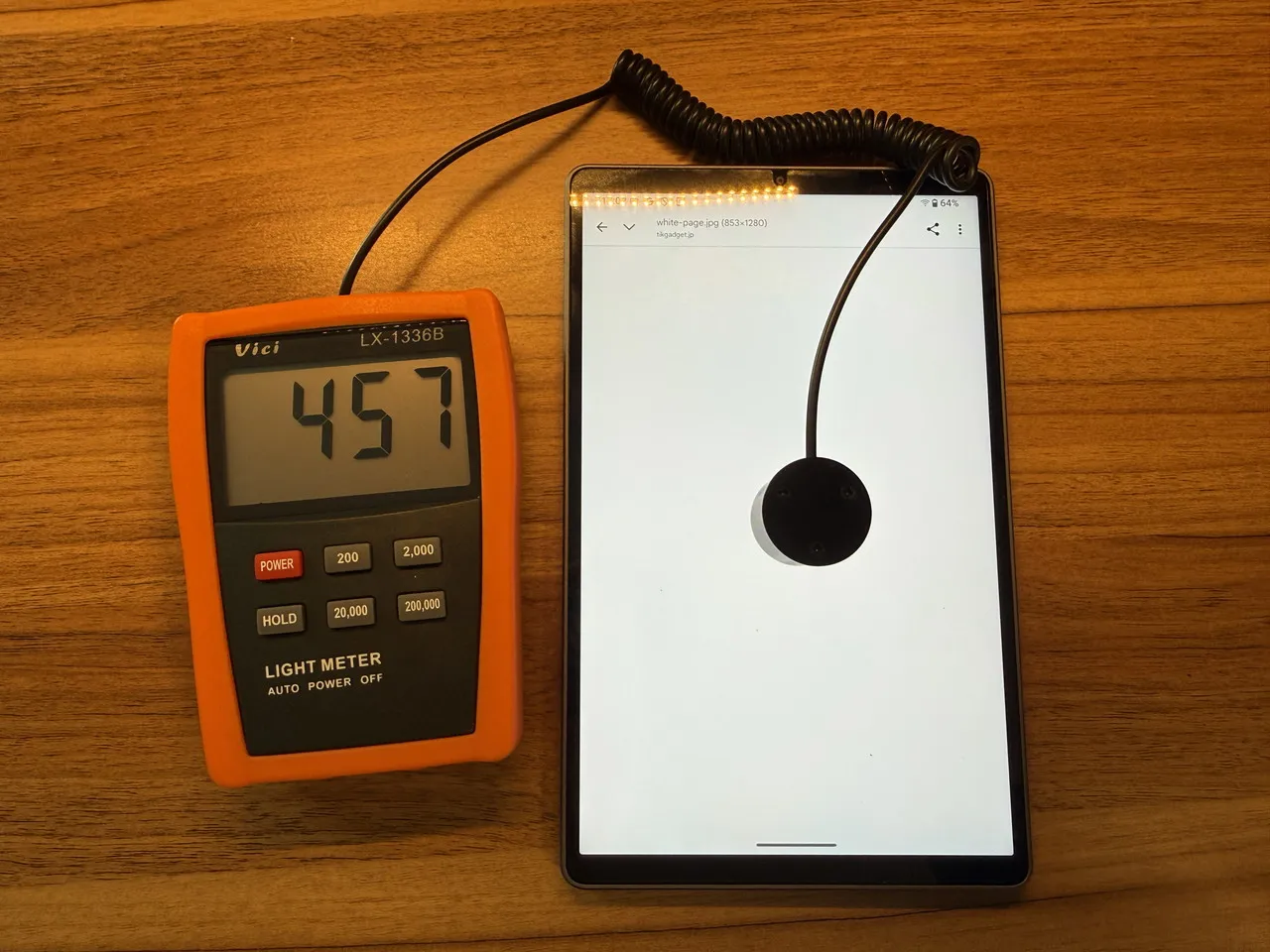 デジタルルクスメーター「Vici LX1336B」を使用して画面の明るさを計測している