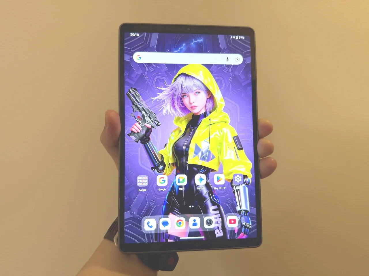 ALLDOCUBE iPlay 80 mini Ultraを手で掴んで持っている