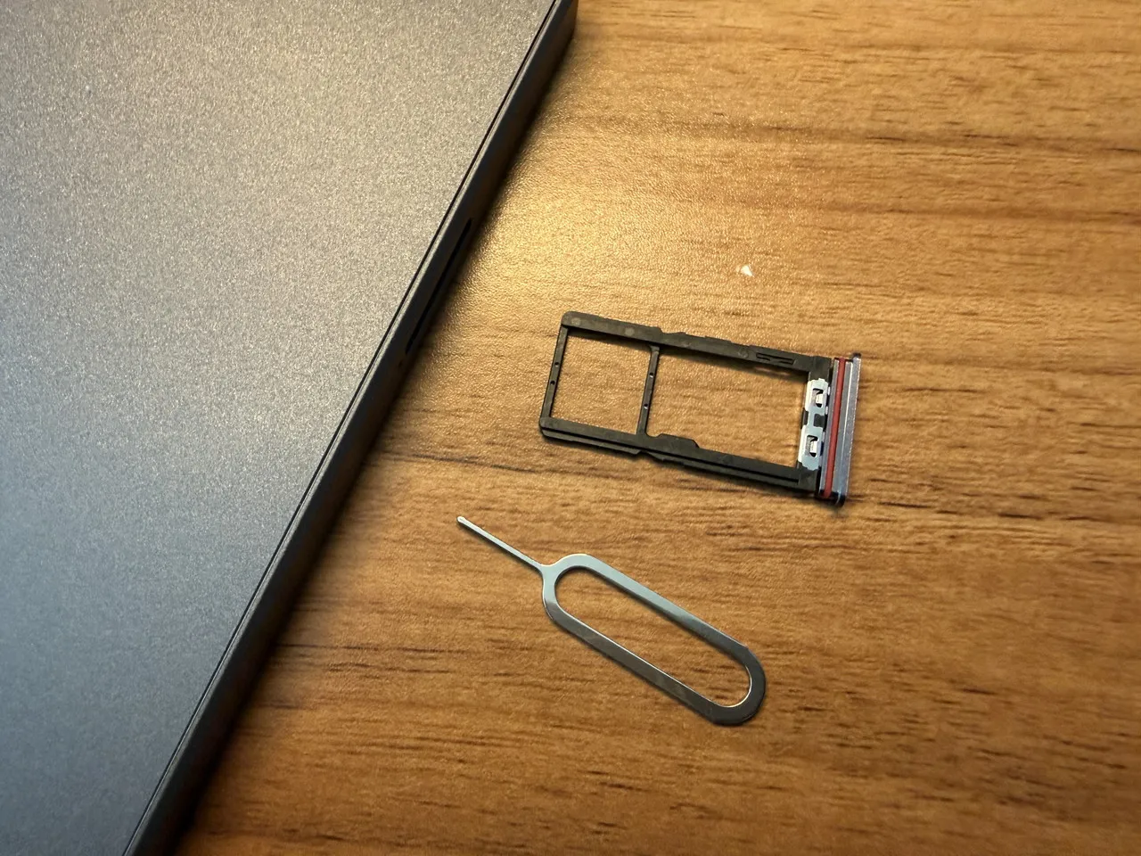 ALLDOCUBE iPlay 80 mini Ultraのカードスロットを開いた