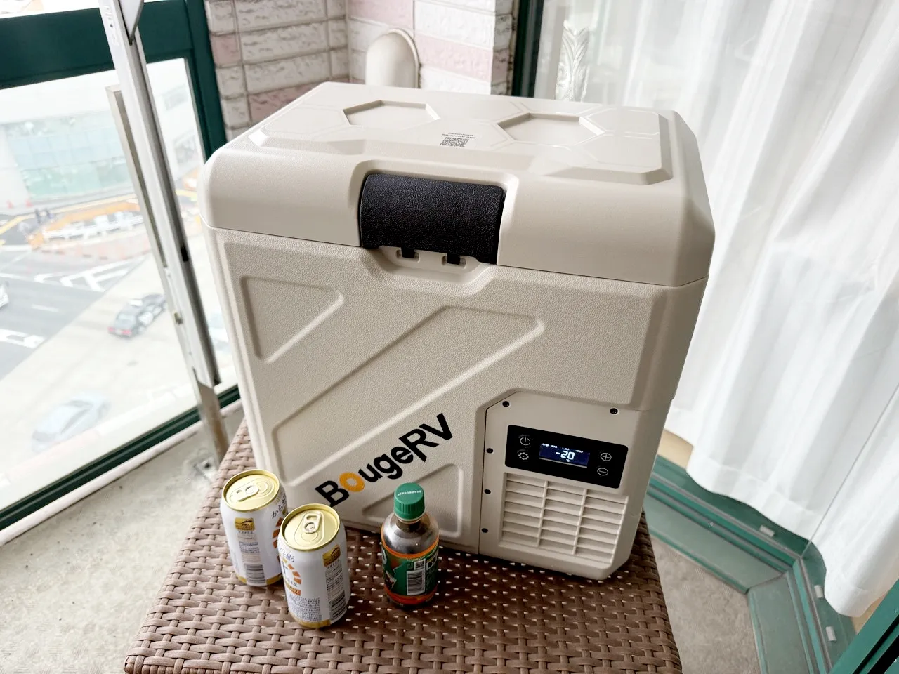 屋外で稼働中のBougeRV CRH 20L