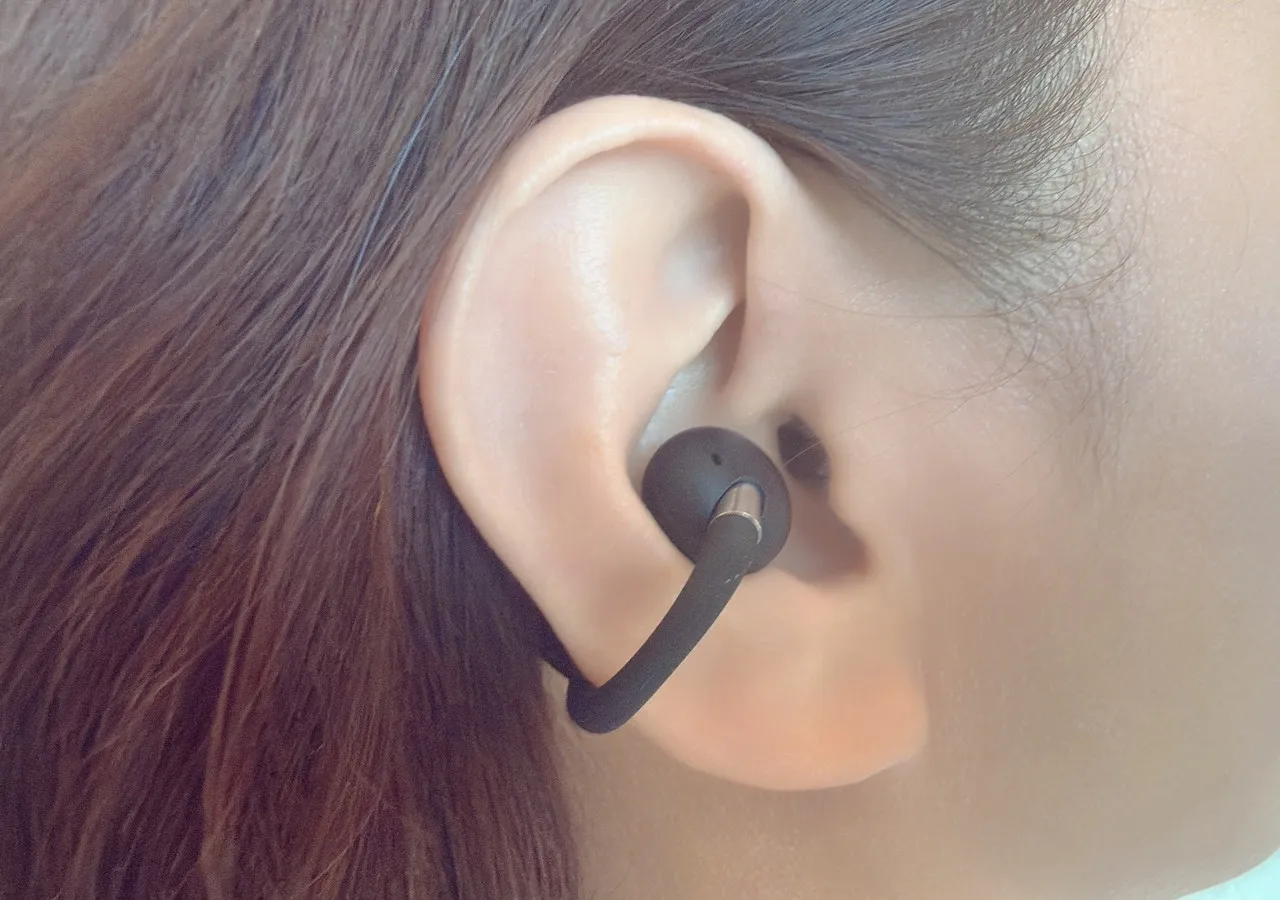女性の左耳に装着されたEarFun Clip 2