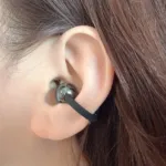 女性が左耳にHUAWEI FreeClip 2を装着している