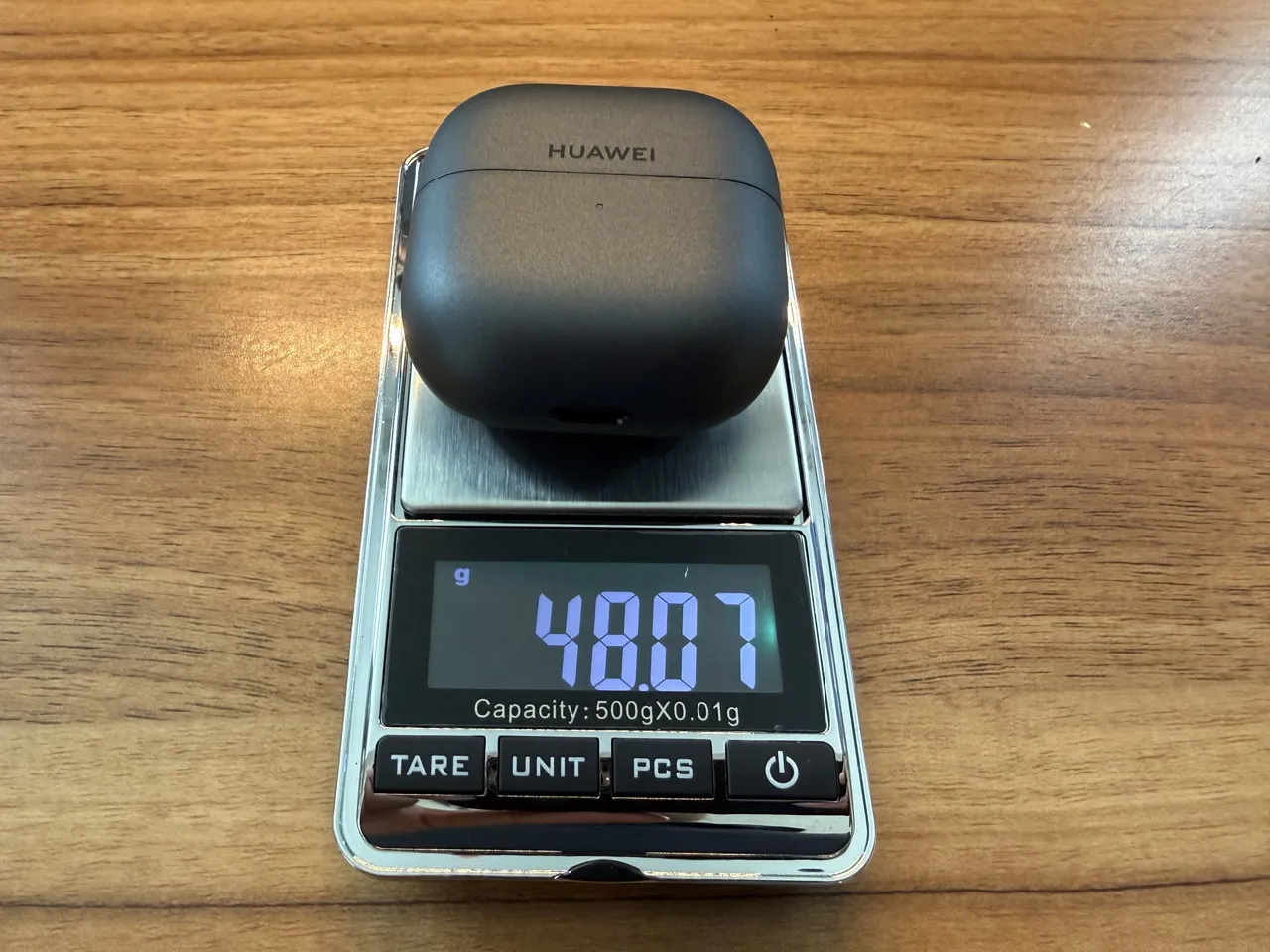 HUAWEI FreeClip 2の充電ケースを計量している