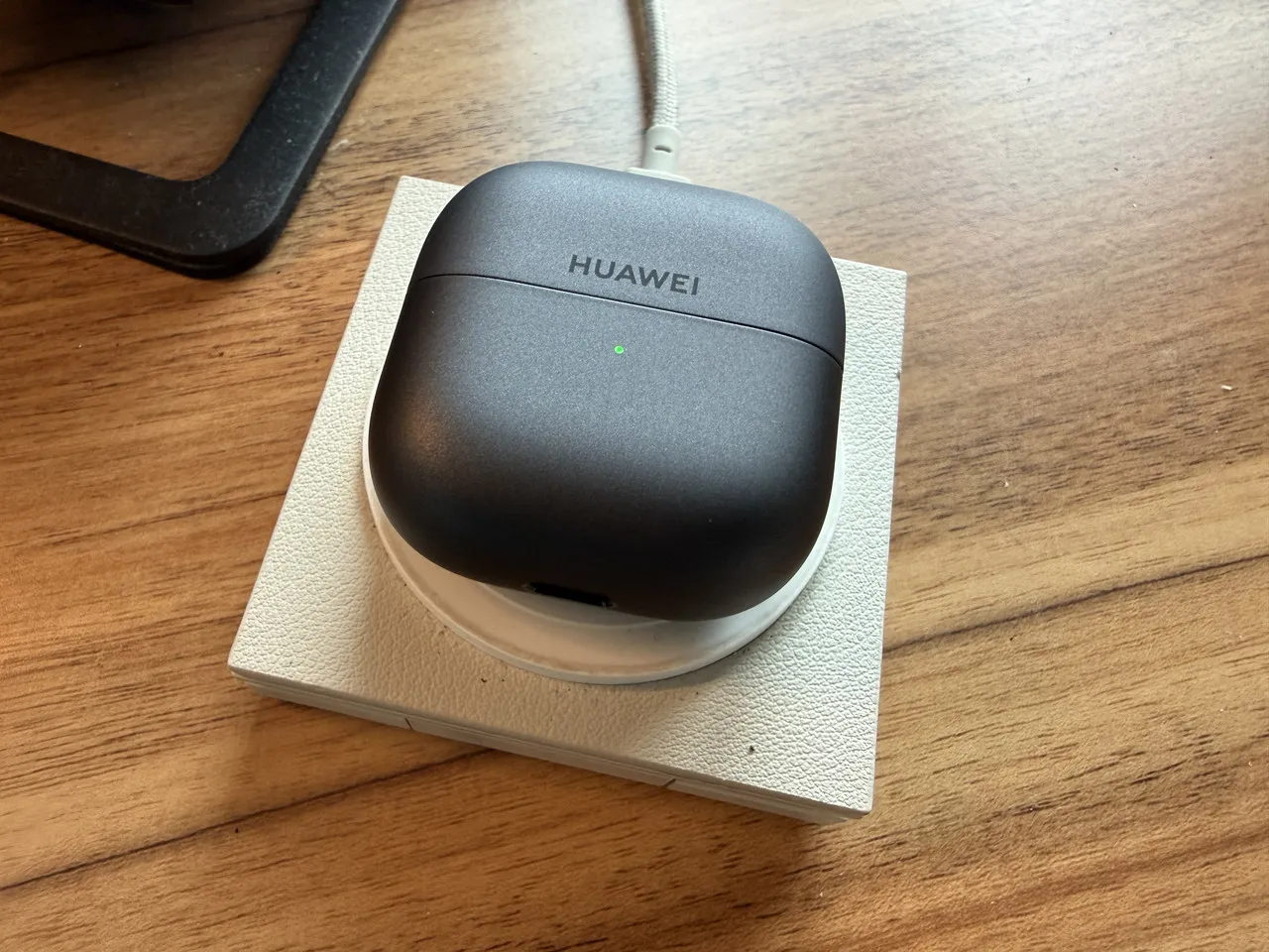 HUAWEI FreeClip 2の充電ケースをワイヤレス充電している