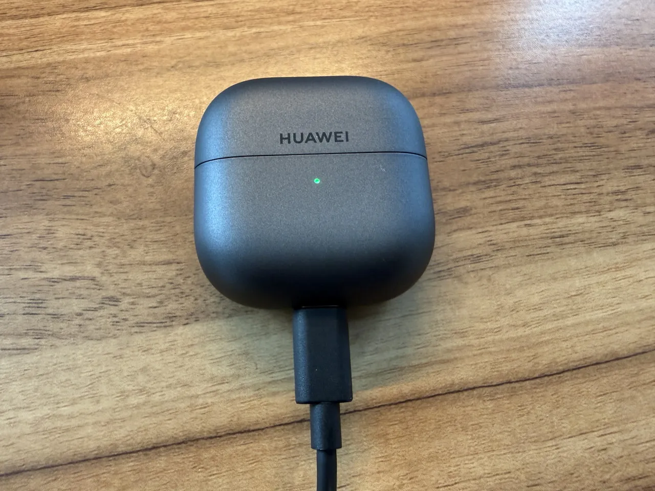 HUAWEI FreeClip 2の充電ケースを有線充電している