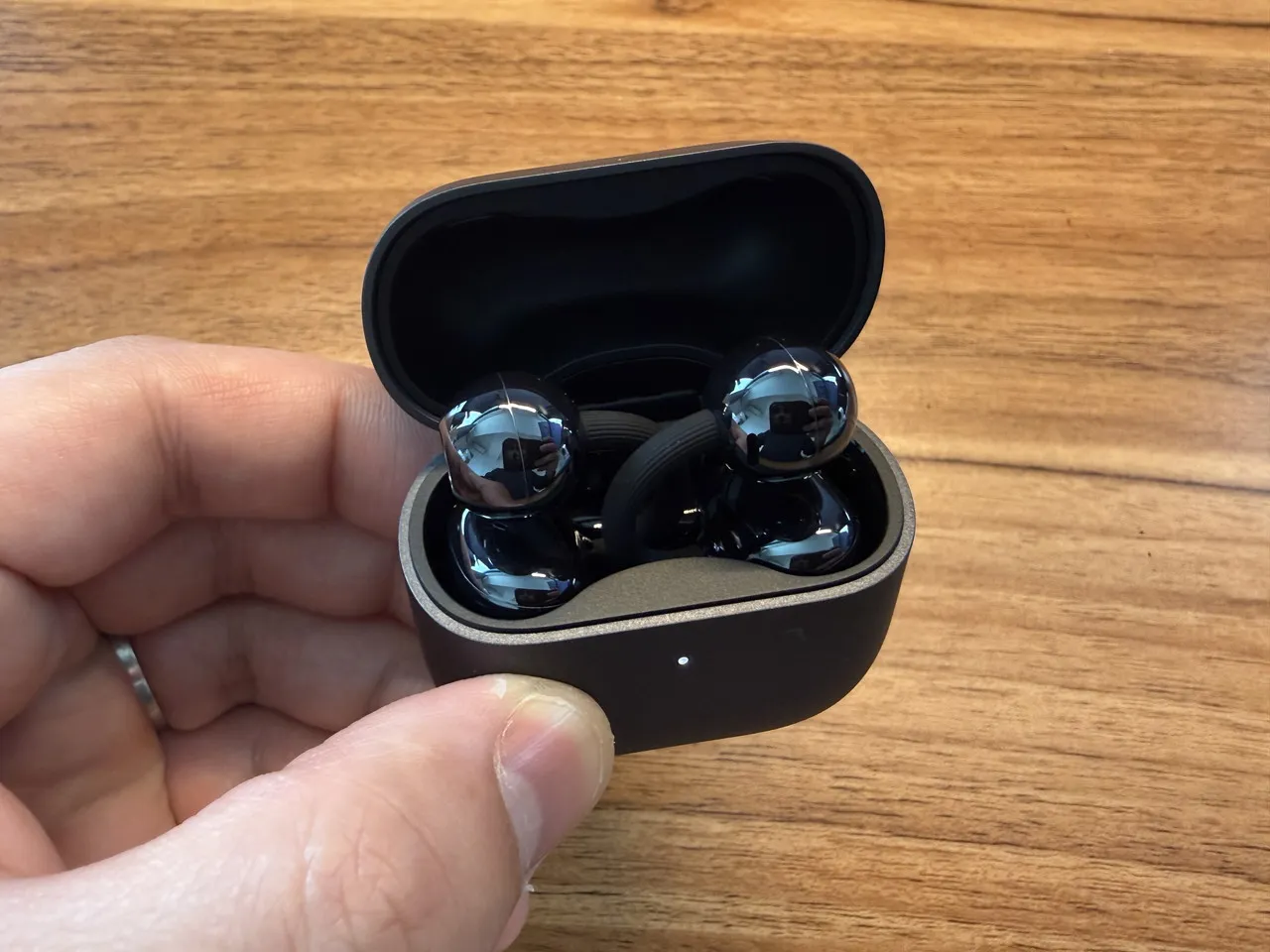 HUAWEI FreeClip 2の充電ケースを開いた