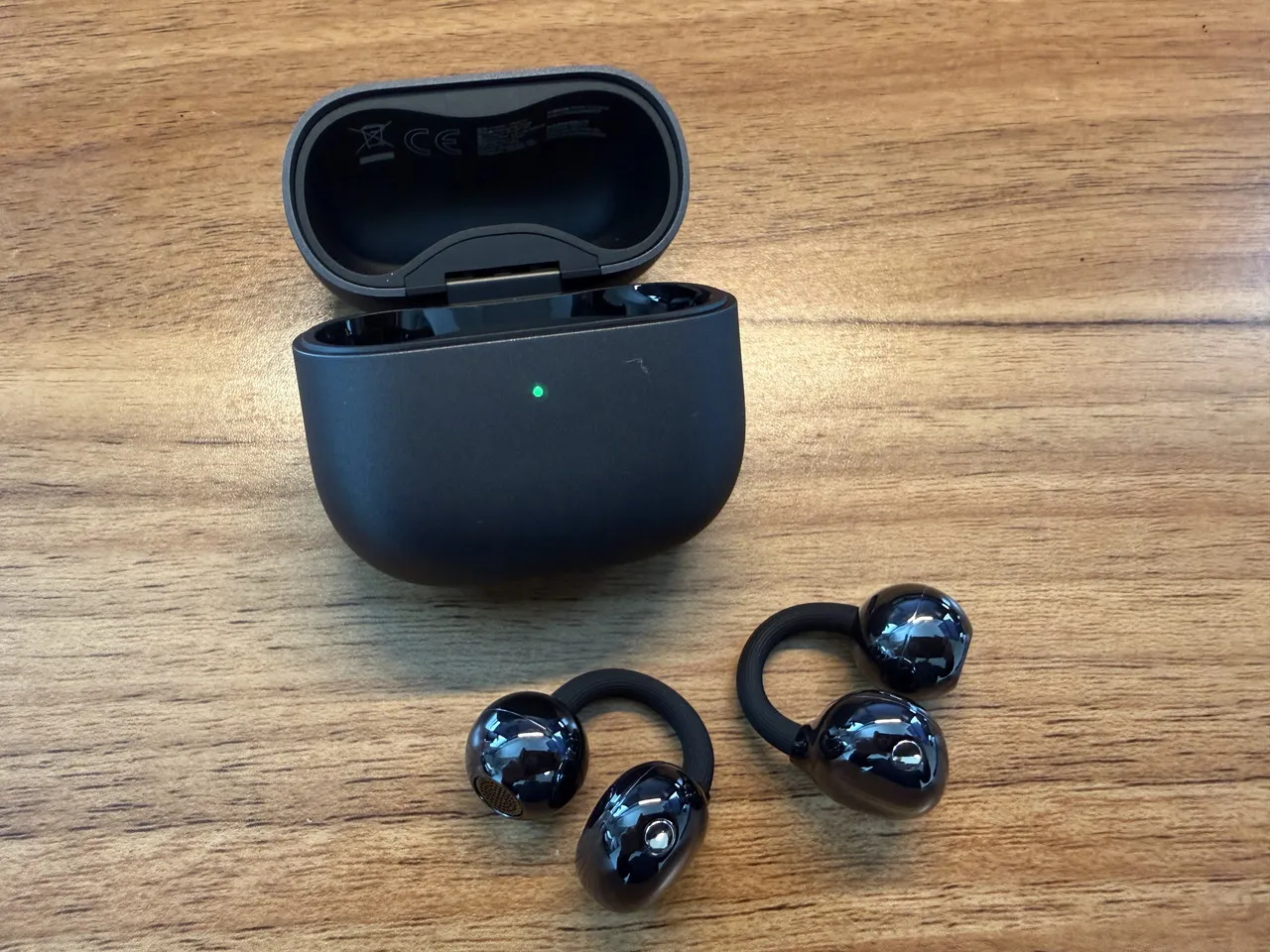 HUAWEI FreeClip 2の充電ケースからイヤホンを取り出した