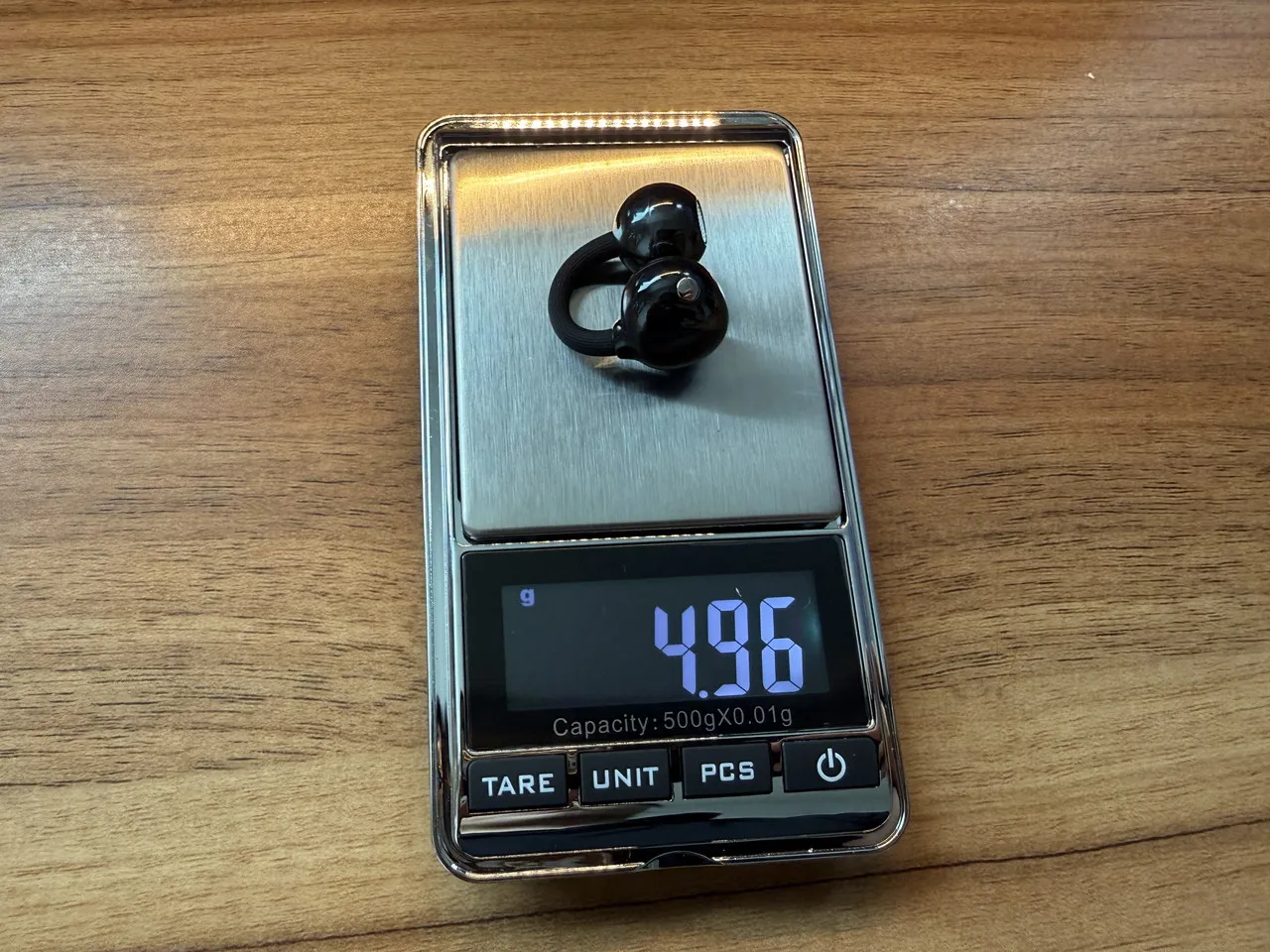 HUAWEI FreeClip 2のイヤホン単体を計量している