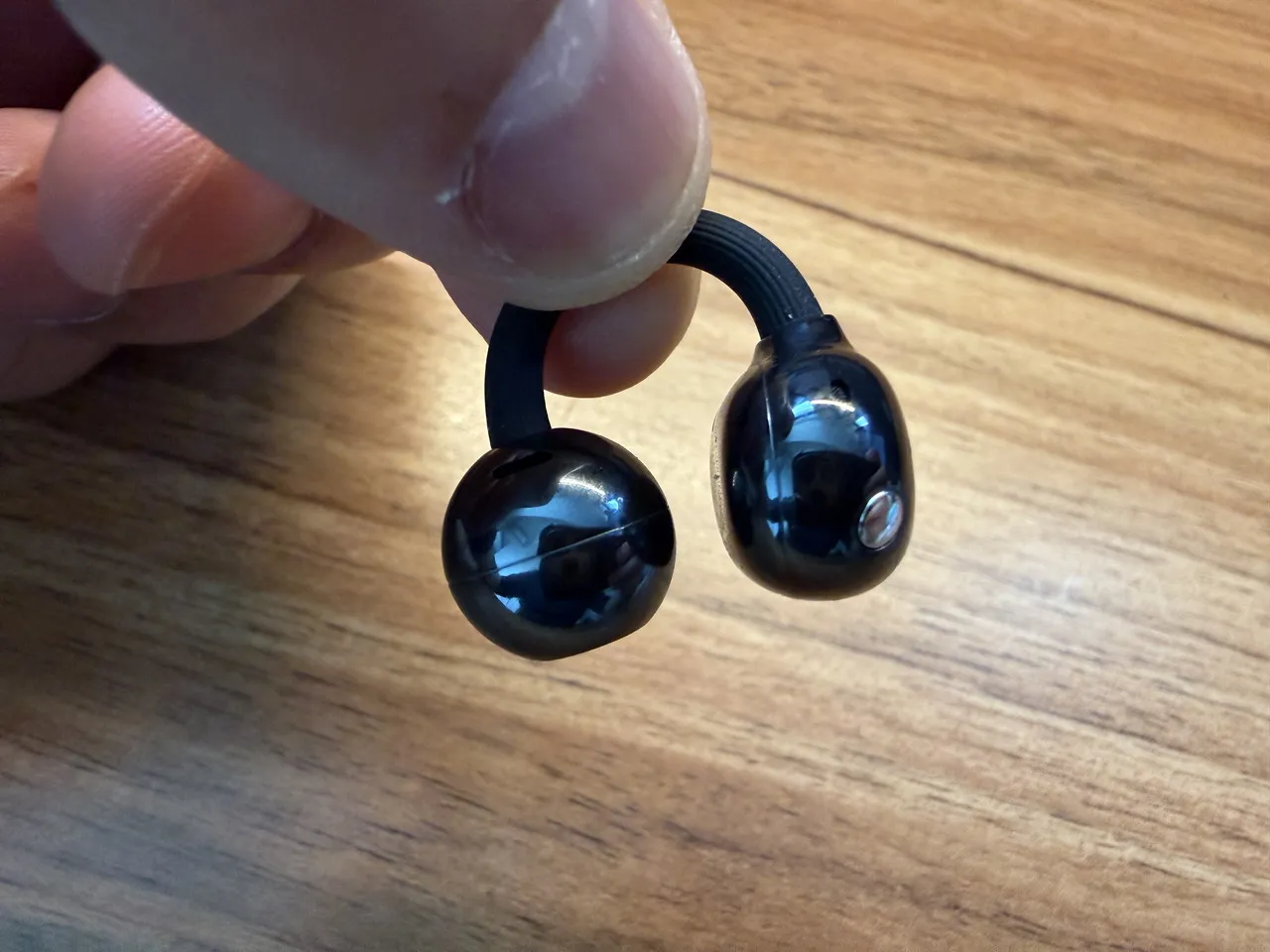 HUAWEI FreeClip 2のイヤホン単体を指で摘まんでいる