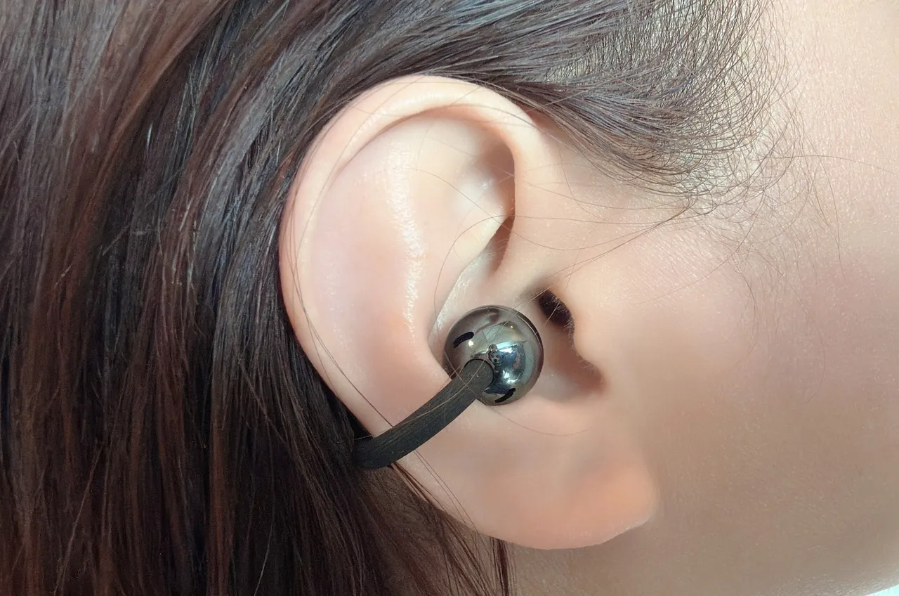 女性の右耳に装着されたHUAWEI FreeClip 2