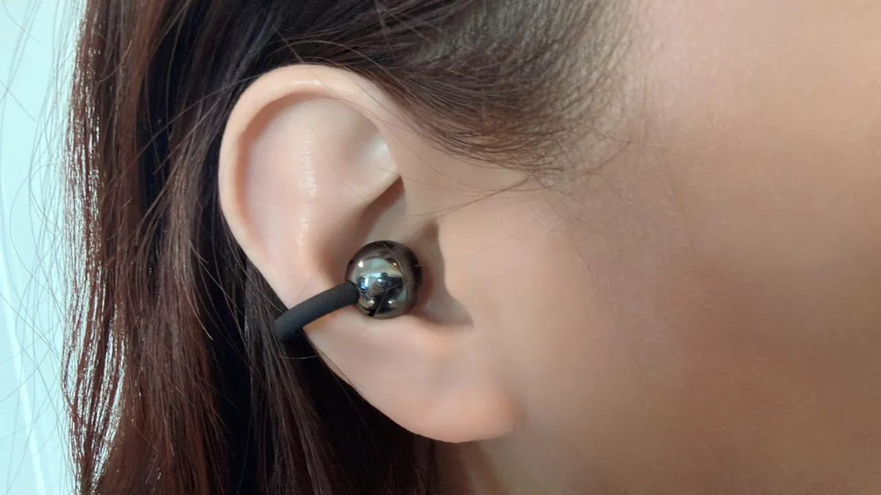 HUAWEI FreeClip 2を装着している女性の右耳