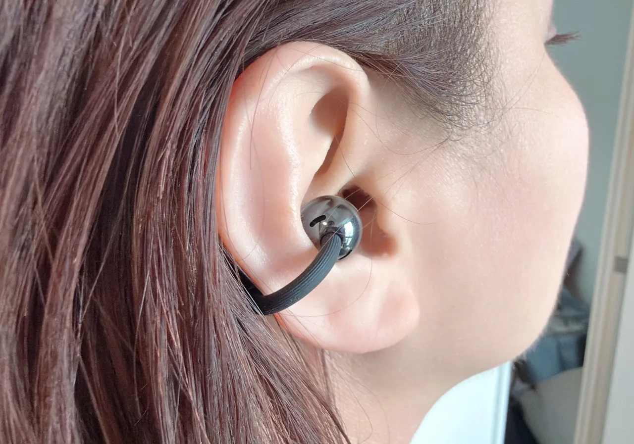 女性の右耳に装着されたHUAWEI FreeClip 2
