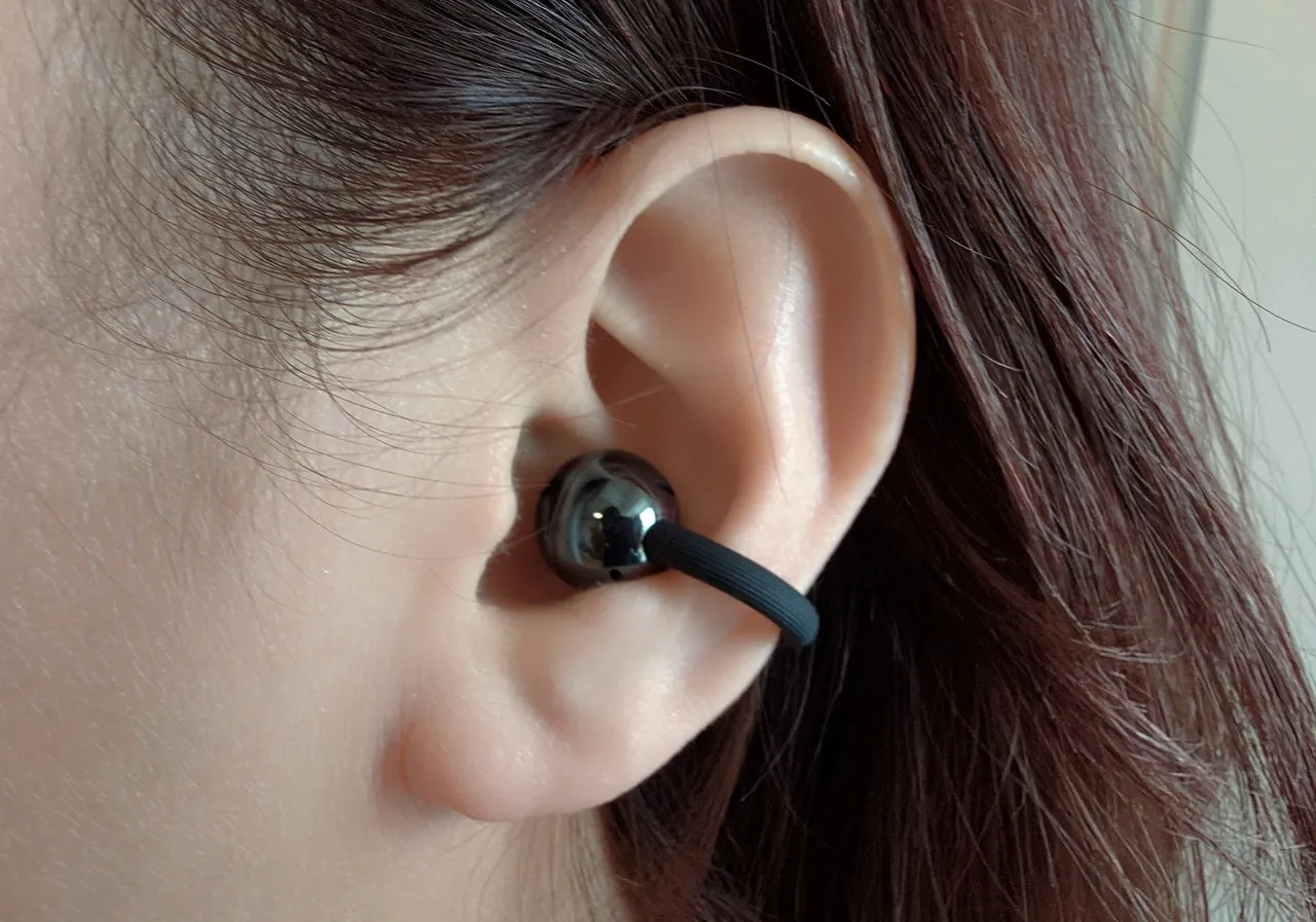 HUAWEI FreeClip 2を左耳に装着している女性