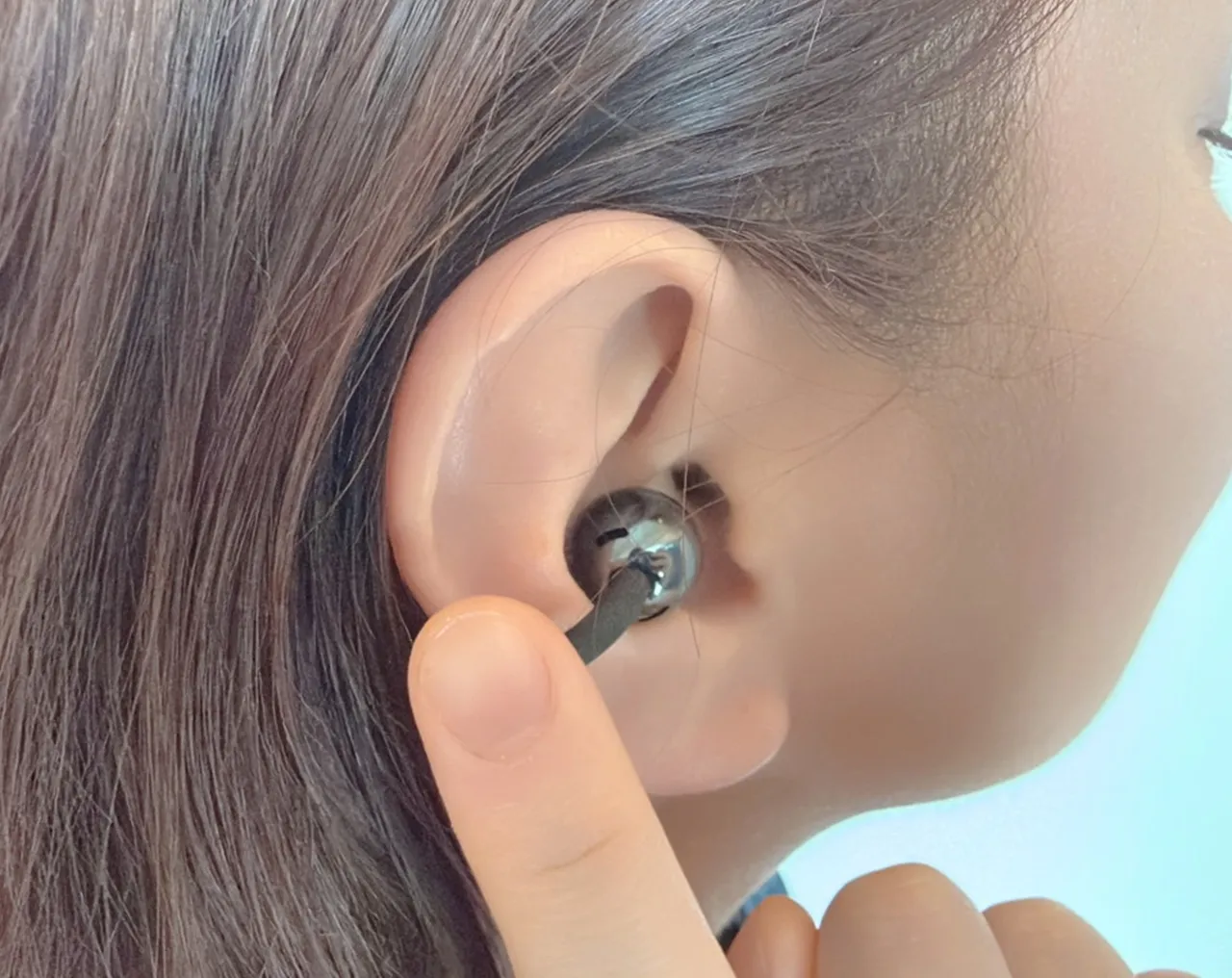 HUAWEI FreeClip 2のイヤホン本体をタッチ操作している