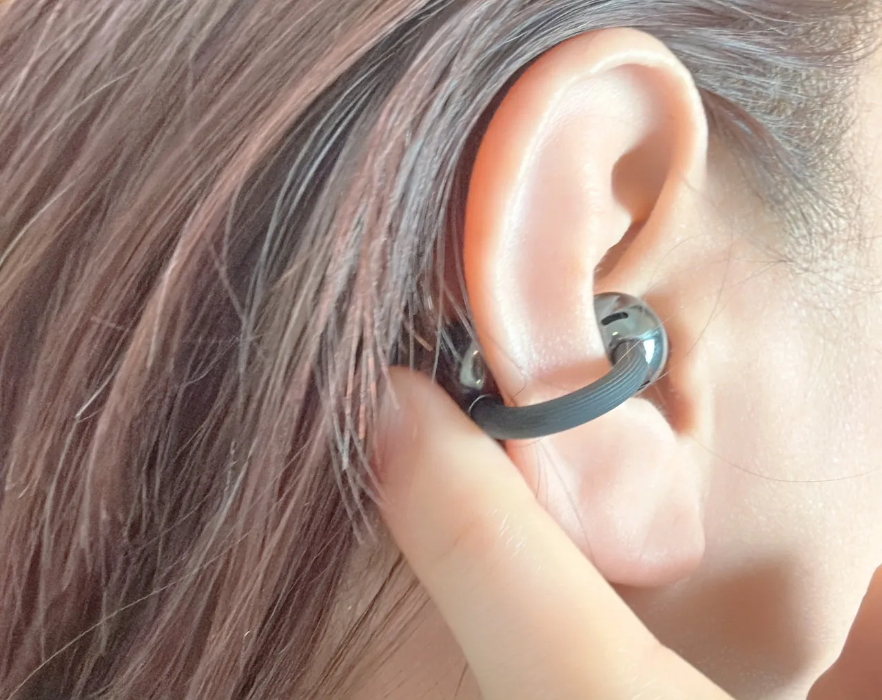 HUAWEI FreeClip 2のイヤホン本体をスワイプ操作している