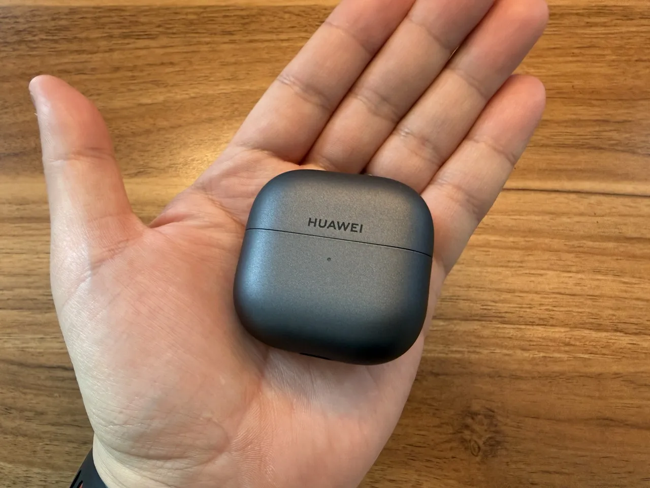 HUAWEI FreeClip 2の充電ケースを手のひらに載せている