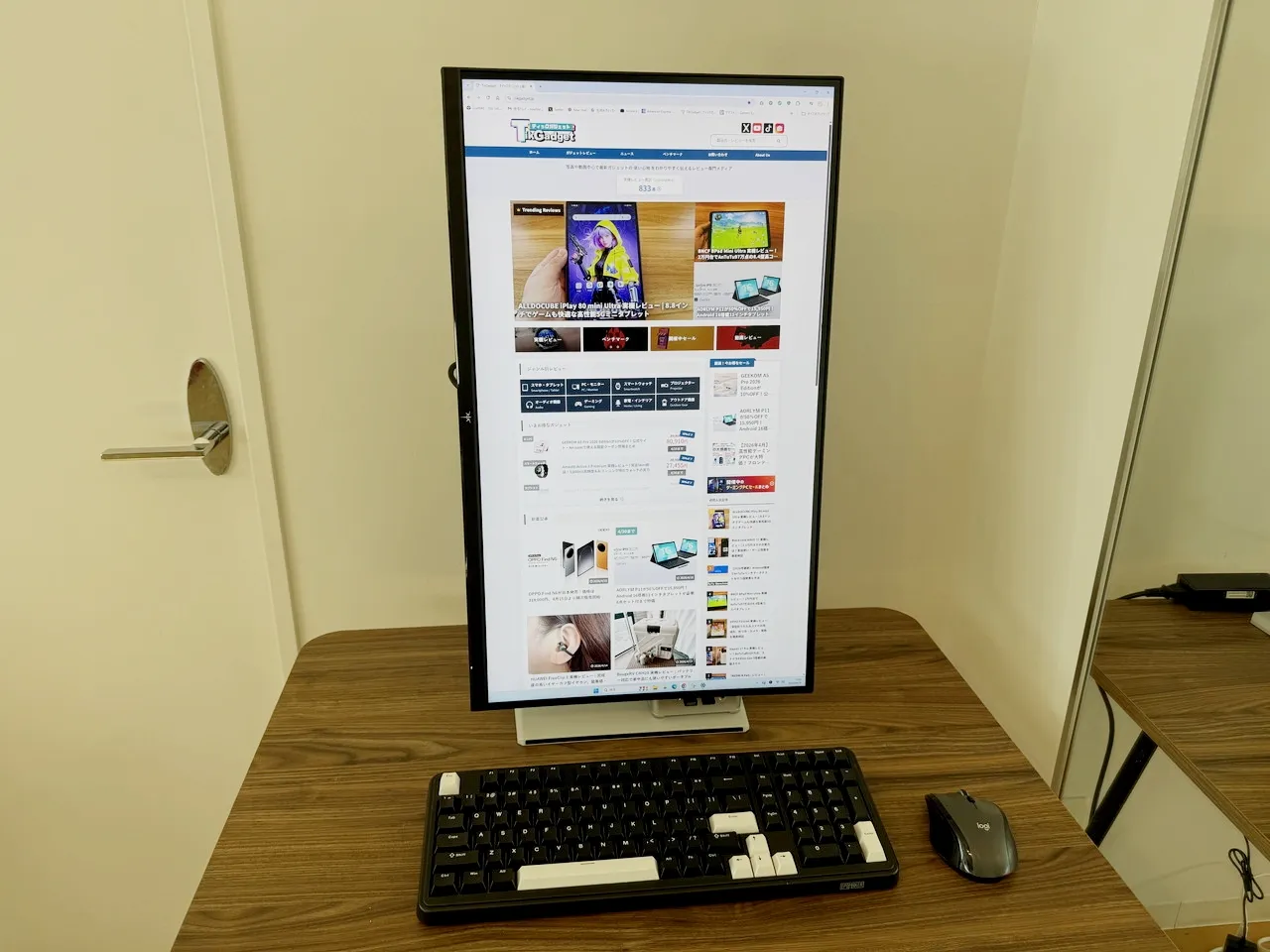 縦向きで映像を表示しているKTC H27E6S