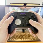 Leadjoy Xeno Plusを両手で持っている