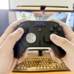 Leadjoy Xeno Plusを両手で持っている