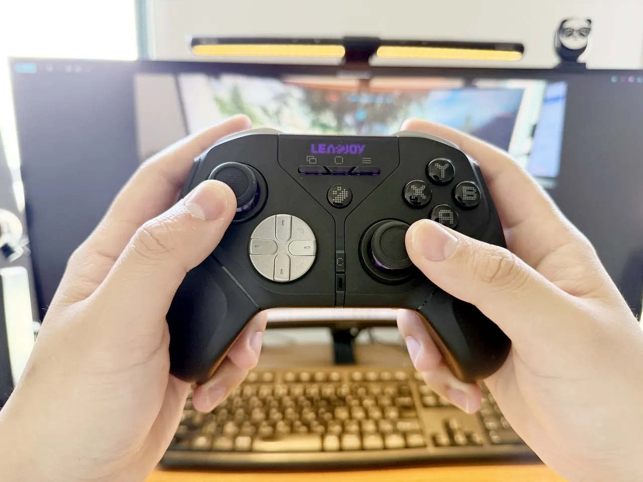 Leadjoy Xeno Plusを両手で持っている