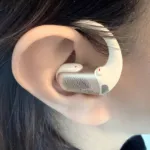 女性が右耳にShokz OpenFit Proを装着している