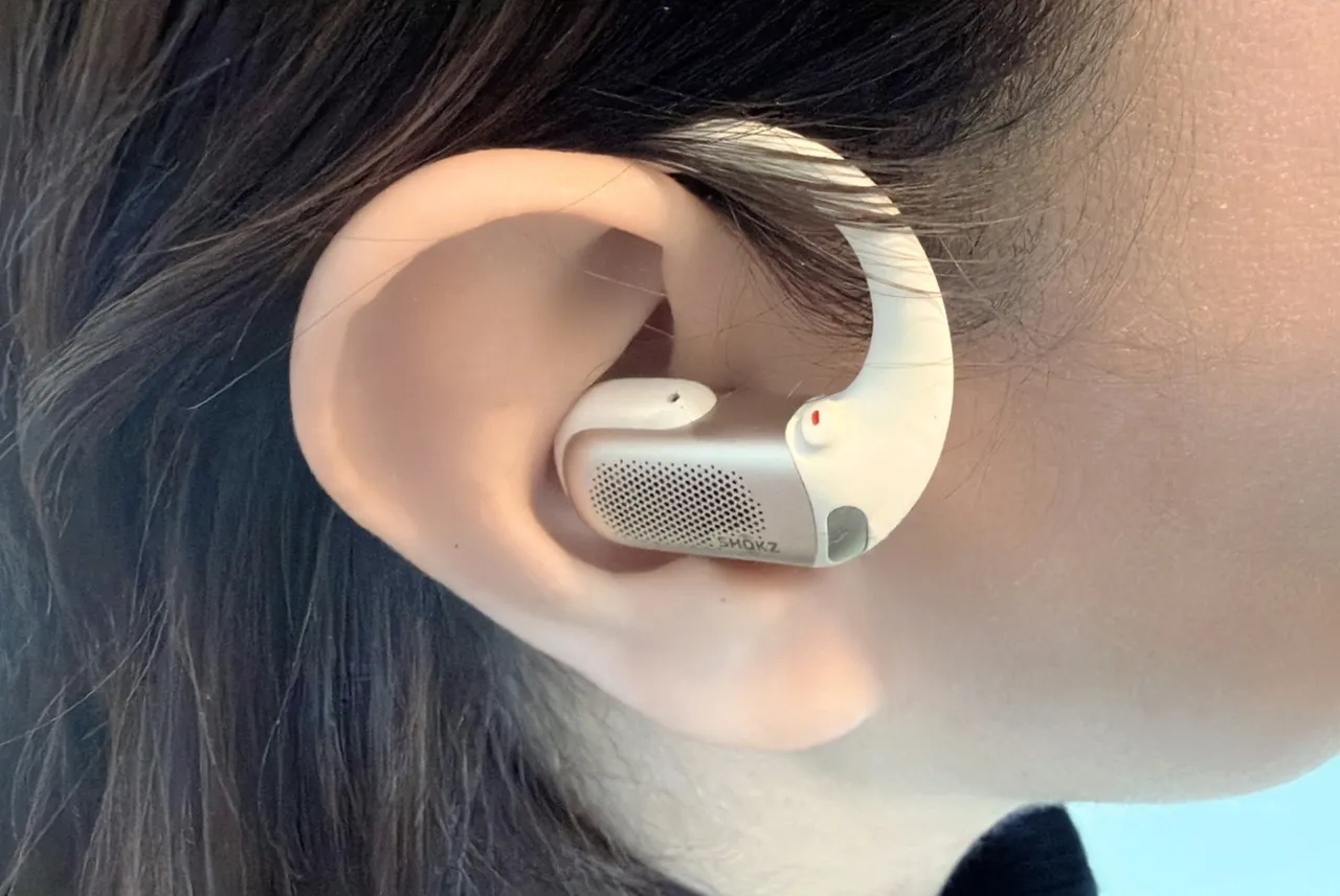 女性が右耳にShokz OpenFit Proを装着している