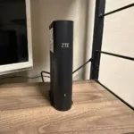 棚に置かれたZTE Sora BE3600 Pro