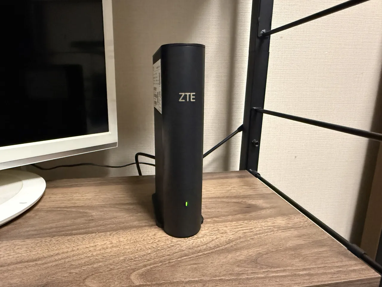 棚に置かれたZTE Sora BE3600 Pro
