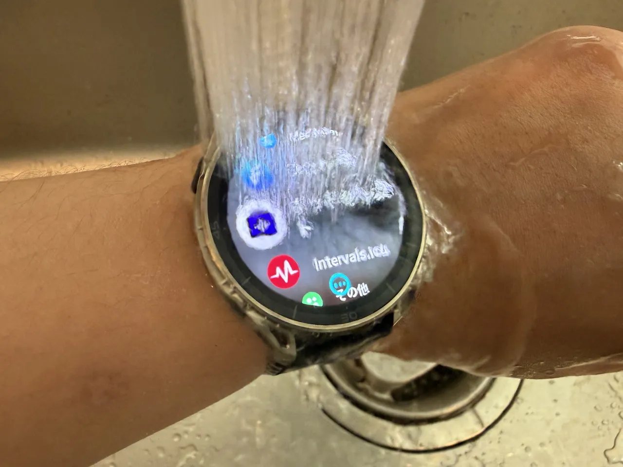 Amazfit Cheetah 2 Ultraの本体部分にシャワーを当てている