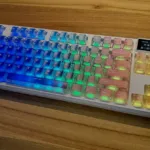 デスク上で点灯しているAJAZZ MK87 Pro