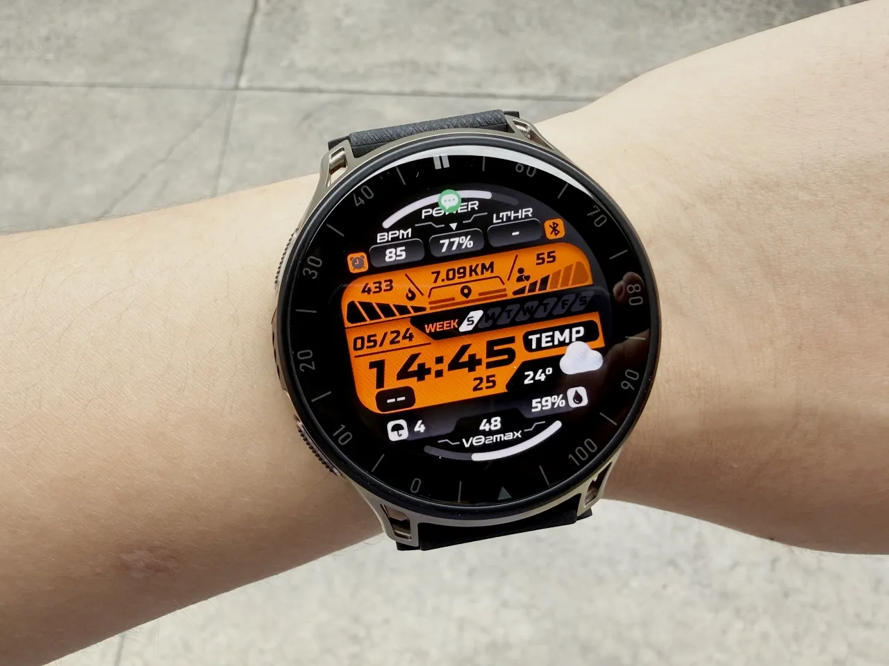 Amazfit Cheetah 2 Proを装着している左腕
