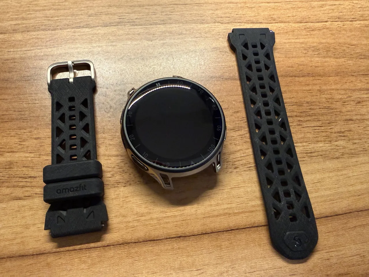 Amazfit Cheetah 2 Proの本体とバンドを並べている