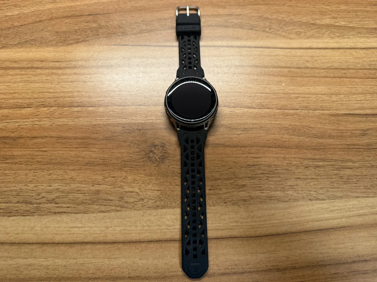 バンドを装着した状態のAmazfit Cheetah 2 Pro