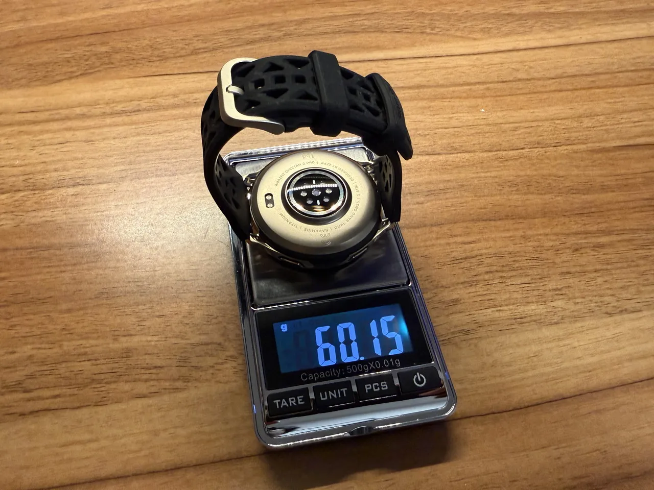 バンドを装着した状態のAmazfit Cheetah 2 Proを計量している
