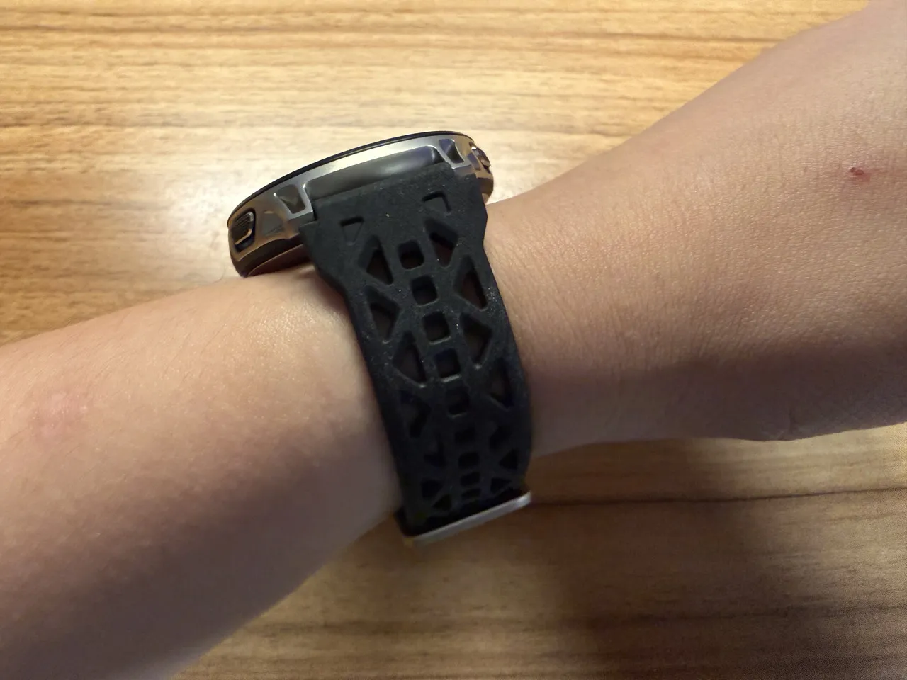 左手に装着されたAmazfit Cheetah 2 Pro(真横アングル)