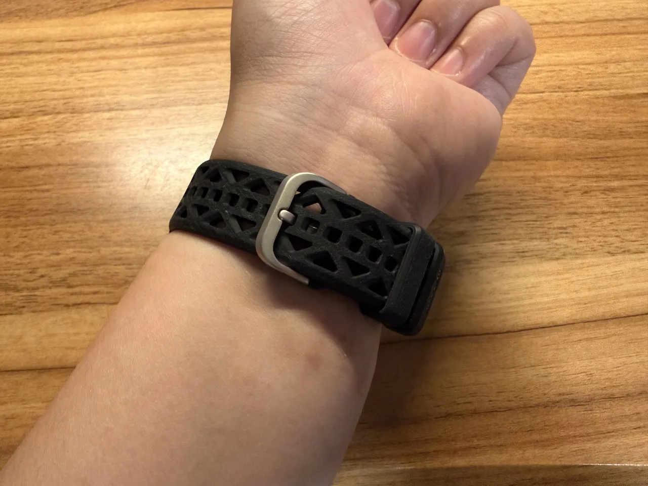 左手に装着されたAmazfit Cheetah 2 Pro(手首裏アングル)