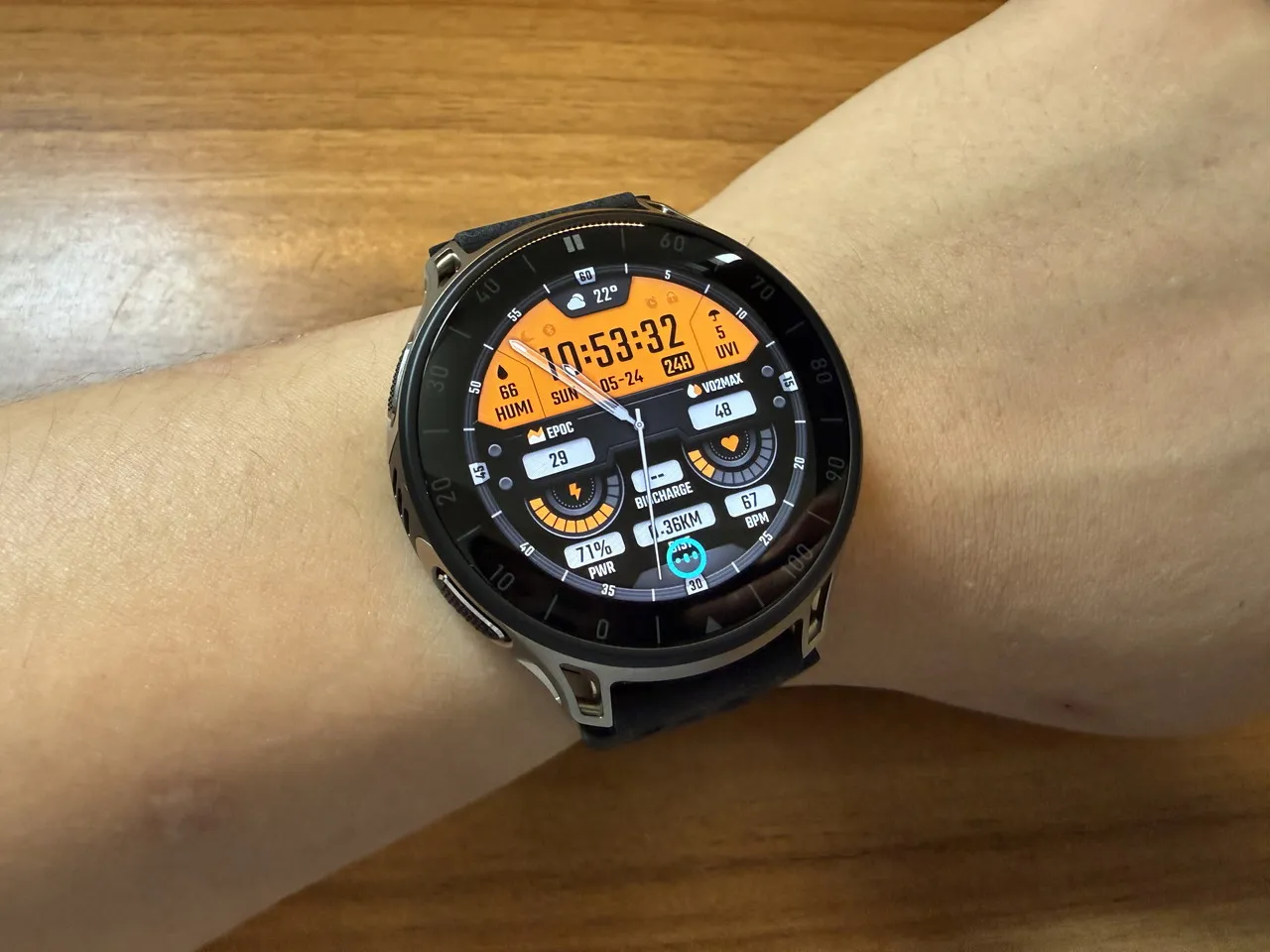 左手にAmazfit Cheetah 2 Proを装着している