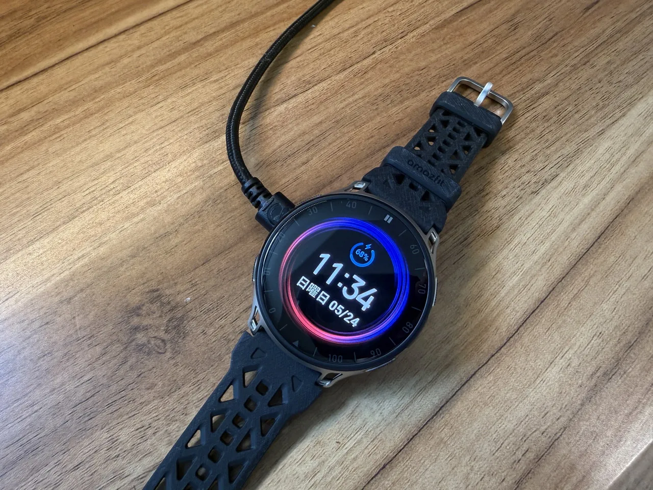 充電中のAmazfit Cheetah 2 Pro
