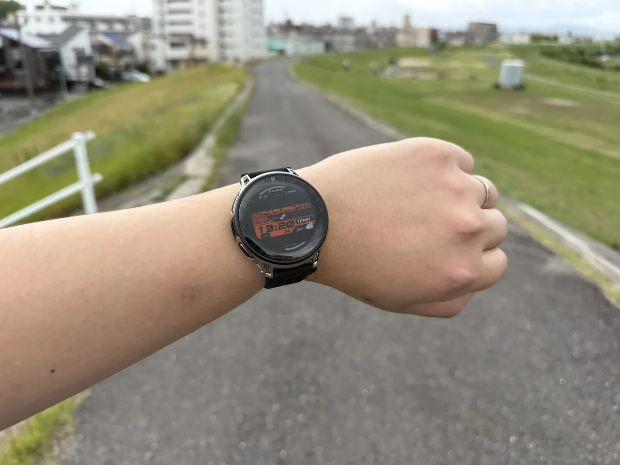 屋外でAmazfit Cheetah 2 Proを装着している