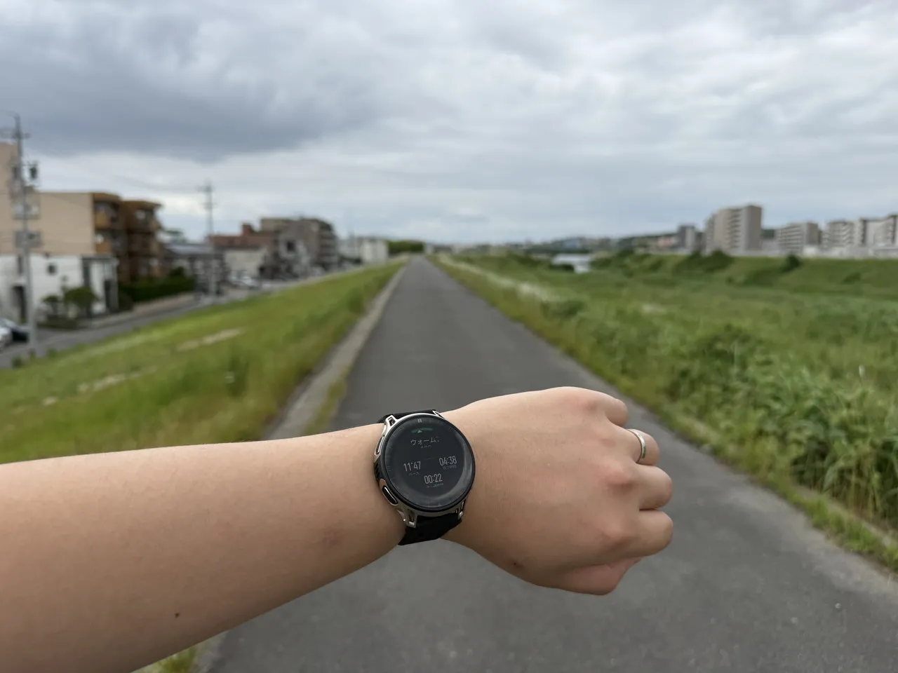 屋外でAmazfit Cheetah 2 Proを装着している