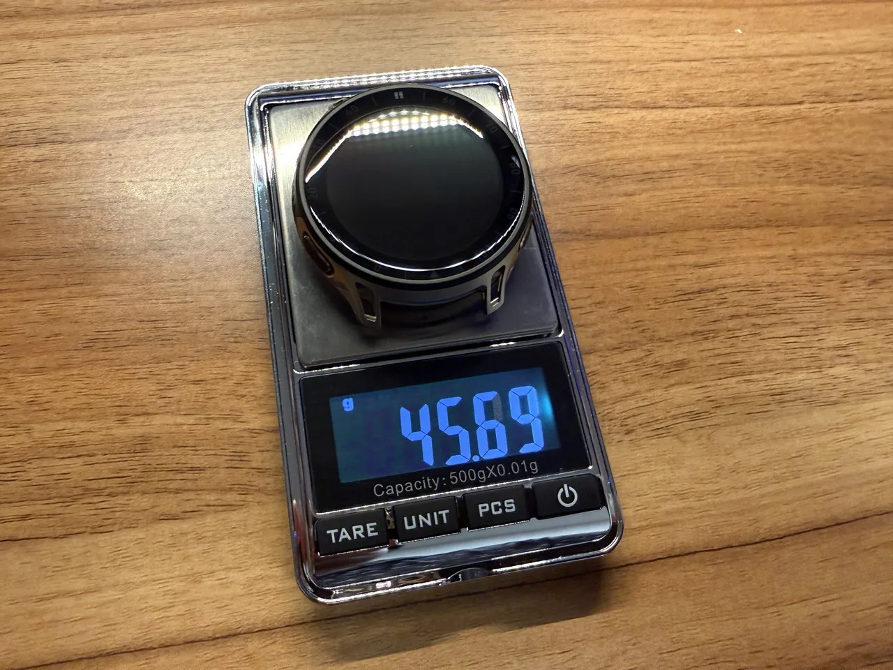 Amazfit Cheetah 2 Proの本体重量を計量している