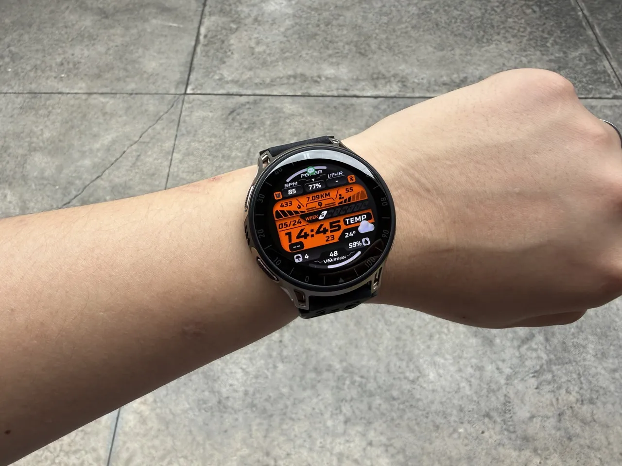 日光下でAmazfit Cheetah 2 Proの画面を見ている