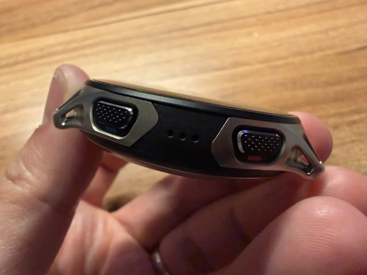 Amazfit Cheetah 2 Proの左側インターフェース