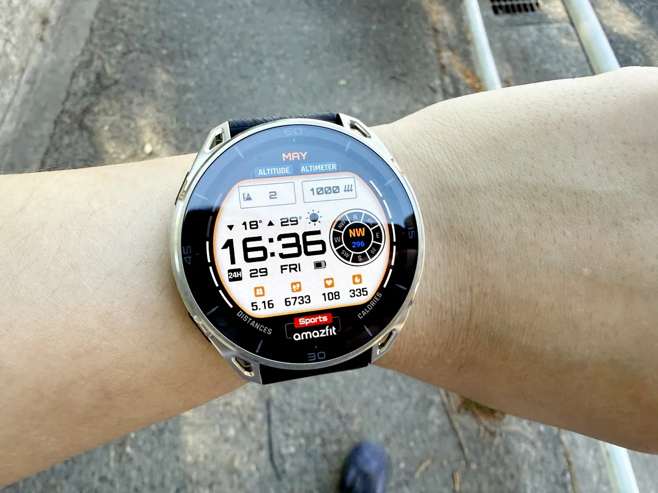 左腕に装着されたAmazfit Cheetah 2 Ultra