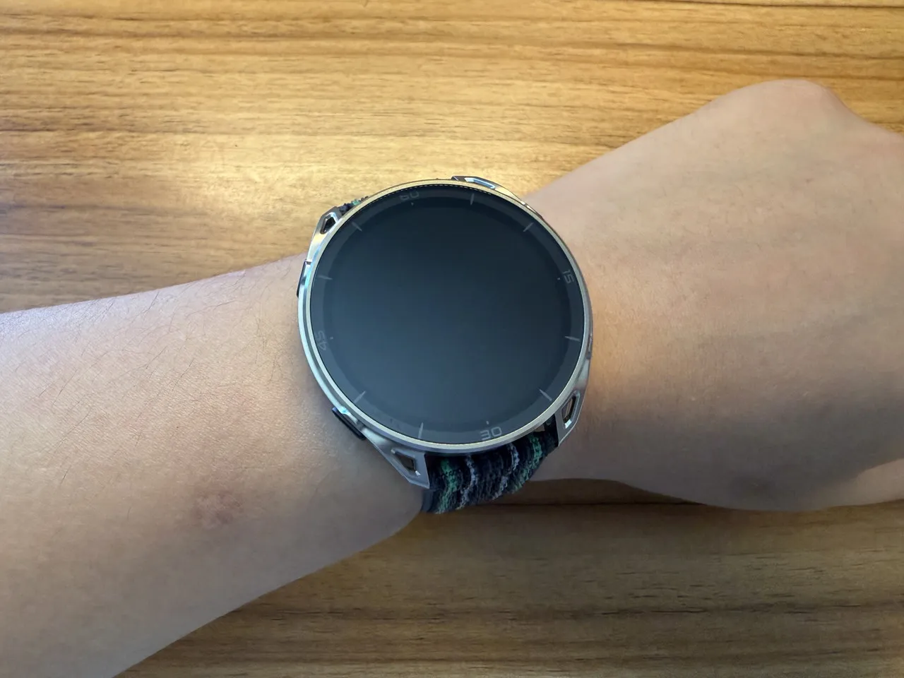 ナイロンバンドのAmazfit Cheetah 2 Ultraを手首に装着している