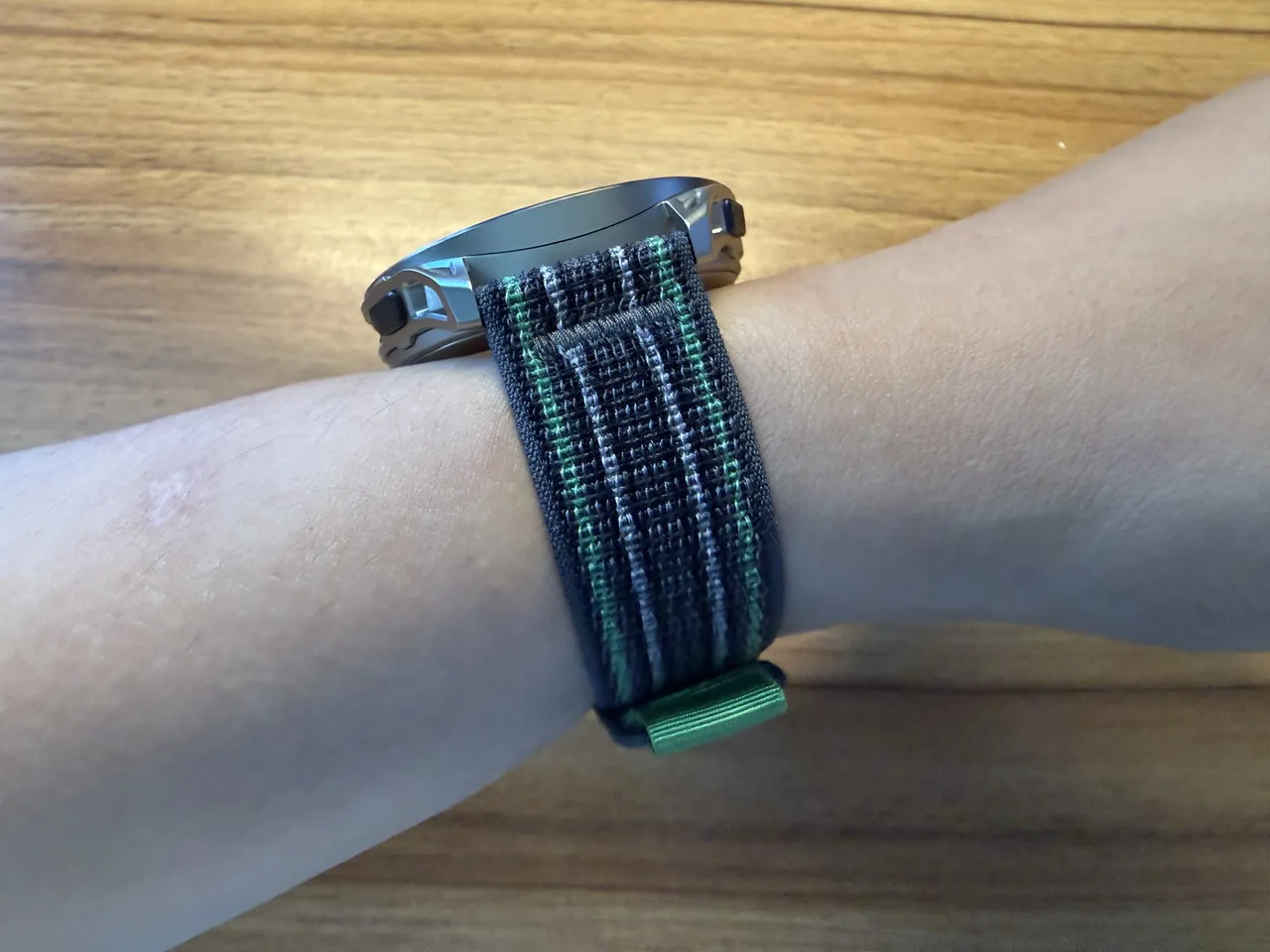 ナイロンバンドのAmazfit Cheetah 2 Ultraを手首に装着している(真横アングル)