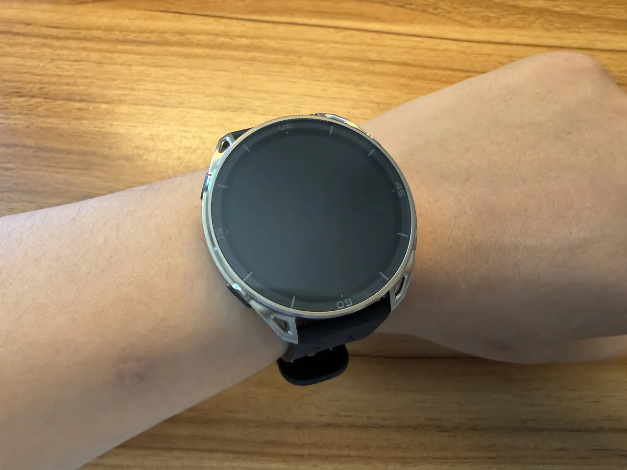 シリコンバンドのAmazfit Cheetah 2 Ultraを手首に装着している