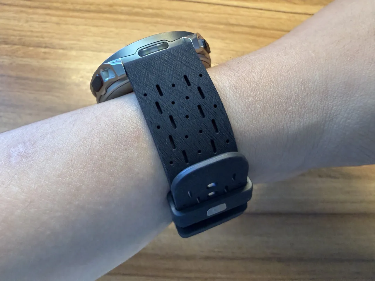 シリコンバンドのAmazfit Cheetah 2 Ultraを手首に装着している(真横アングル)
